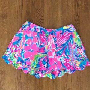 Shorts with scallop edge